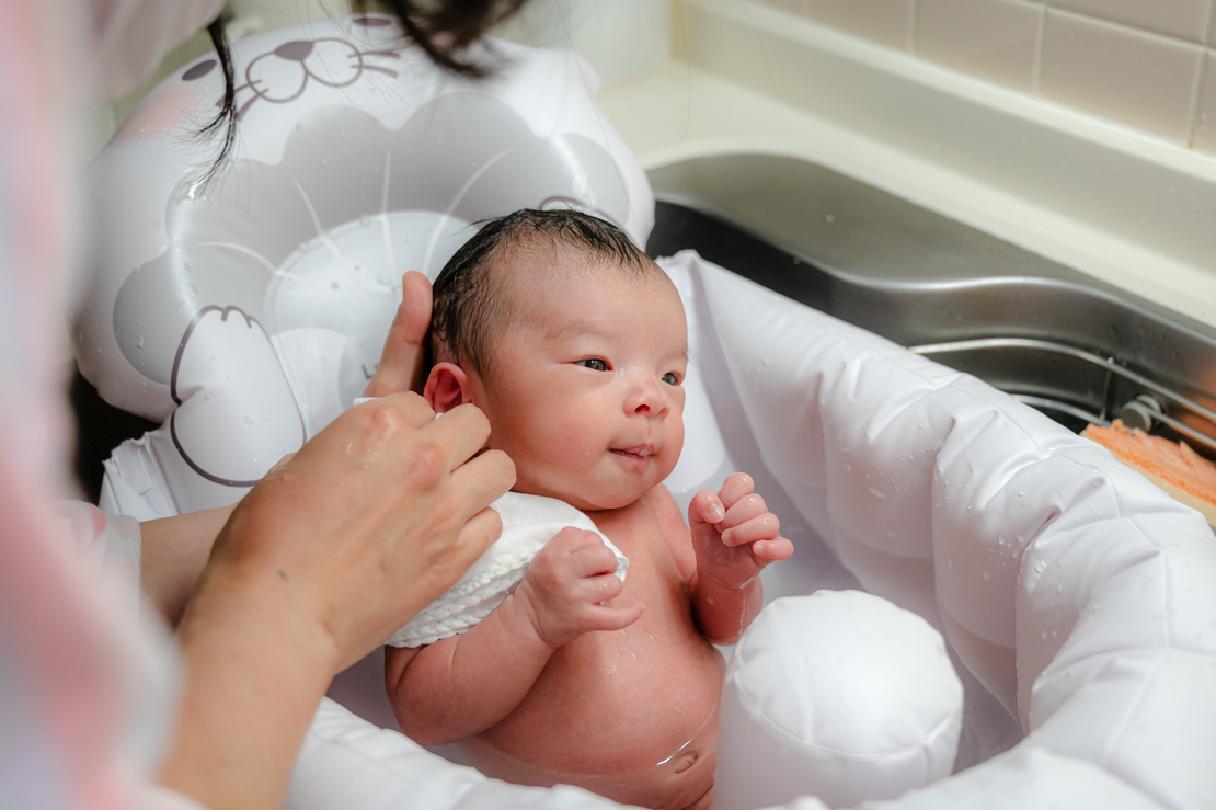 新生児の沐浴のやり方と手順 準備するアイテムや沐浴の正しい時間 温度 タイミング Aqレントマガジン