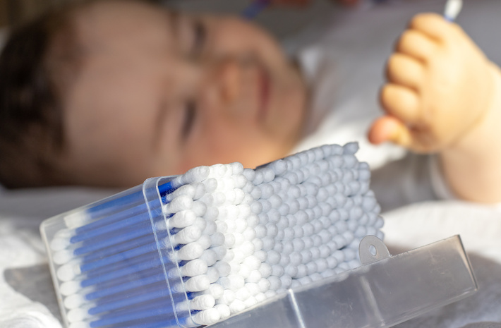 赤ちゃんの耳掃除のやり方と頻度 耳垢の取り方や臭いの原因を解説 Aqレントマガジン