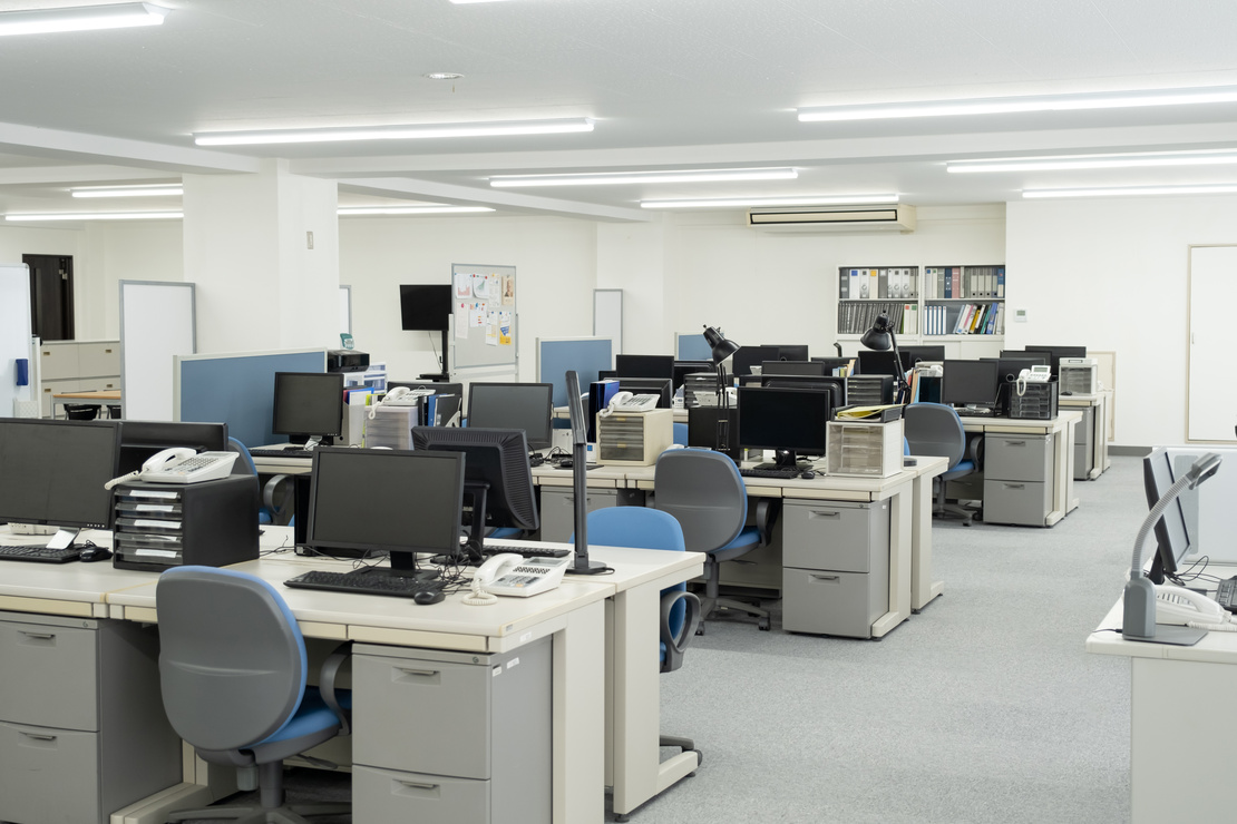 オフィスのデスクレイアウト術｜仕事・PC作業に集中できる配置例や 